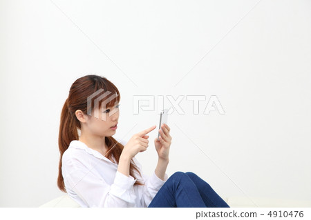 處理智能手機的女性 處理智能手機的女性 4910476