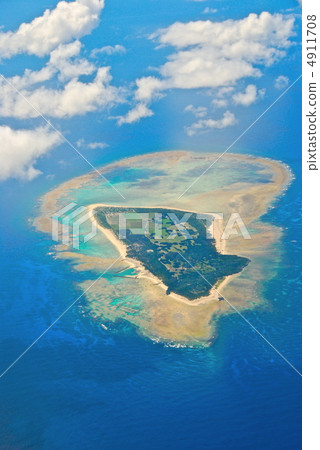 Minna Island as seen from an airplane (Tarama Village, Miyako District, Okinawa Prefecture) 4911708