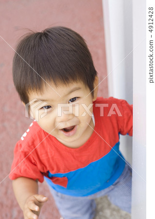 Children looking up 4912428