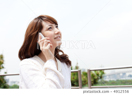 使用手機的女人 4912556