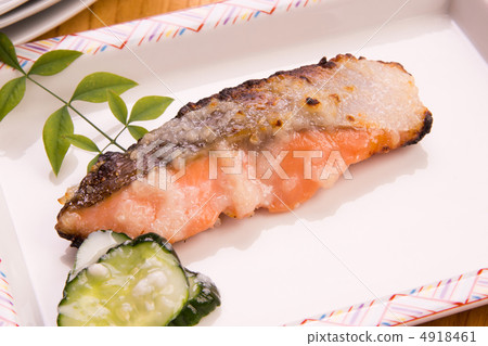 與鹽三文魚的烤三文魚 與鹽三文魚的烤三文魚 4918461