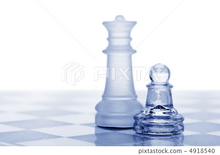 Glass chess. A pawn and a queen Glass chess. A pawn and a queen 4918540