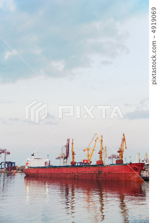 Seaport and tower cranes 4919069