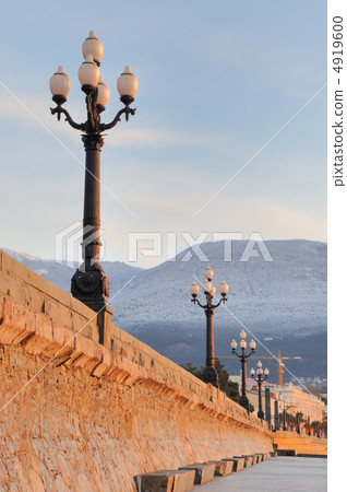 Quay with lanterns. 4919600