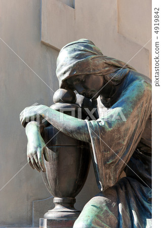 Tombstone to the grieving woman Tombstone to the grieving woman 4919842