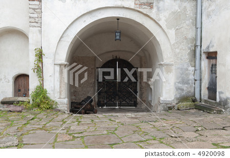 Arch input with a gun old castle Arch input with a gun old castle 4920098