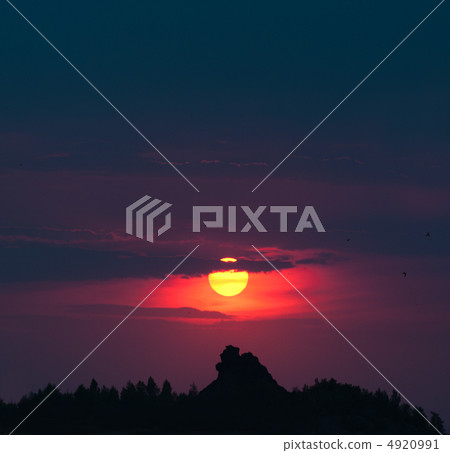 Picturesque sunset 4920991