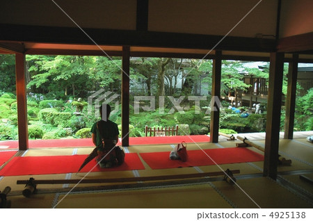 A woman watching the garden of Sanzenin 4925138