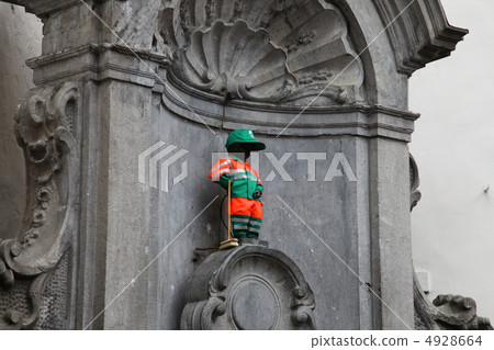 服裝中的撒尿小童 4928664