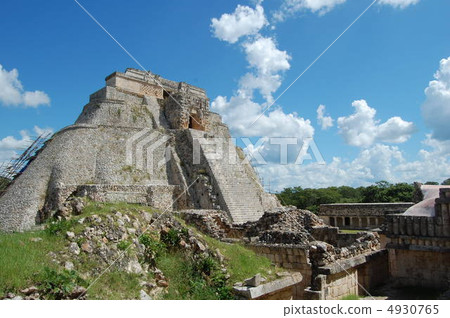Pyramid of the witch of the Ushumar site 4930765