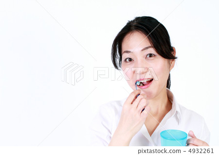 女中女要刷牙 4932261
