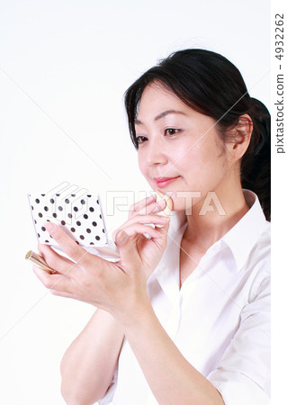 Middleweight business woman to make makeup 4932262