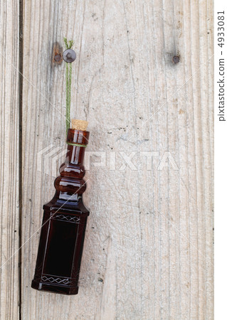 Glass bottle 4933081