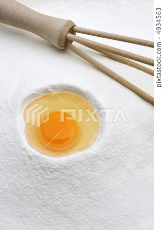 Flour and eggs ready for mixing 4934563