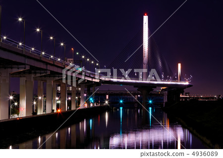 Light up of the Harp Bridge and the scenery reflected on the river 4936089