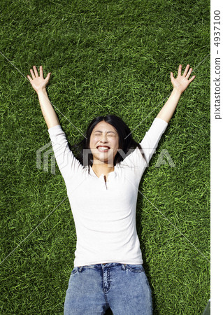 Female lawn lie down Female lawn lie down 4937100