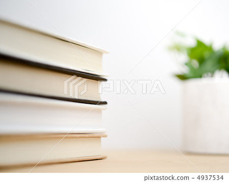 一本堆積的書 4937534
