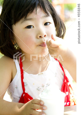 一個吃軟奶油的女孩 一個吃軟奶油的女孩 4938846
