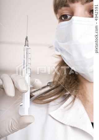 Medicine doctor with syringe. Vaccination. 4942591