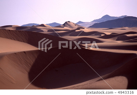 Dunes of the Sahara Desert 4943316