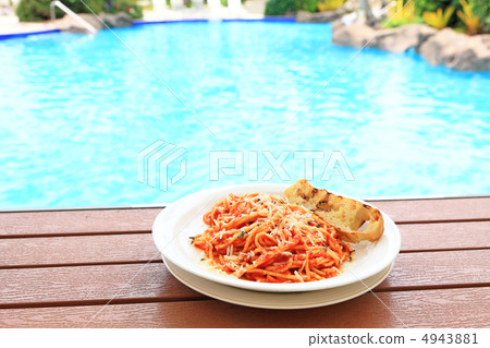 Napolitan to eat at a poolside restaurant 4943881