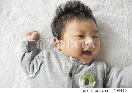 2 months old baby 4944101