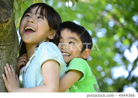 A smiling face of a brother who climbs a tree A smiling face of a brother who climbs a tree 4944366