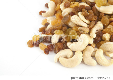 Mixed nuts and raisins Mixed nuts and raisins 4945744