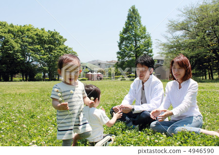 4 people family 4946590
