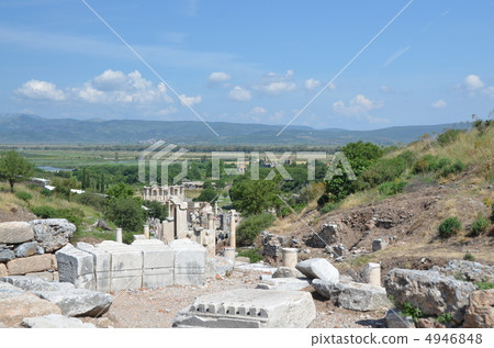 Pass through Hercules' s gate to Cesus Library to Clements Street 4946848