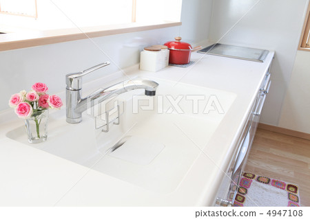 Mini-bar and white kitchen 4947108