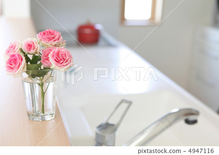 White kitchen with mini-bar 4947116