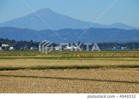 晚秋稻田和Chokaiyama 4948332