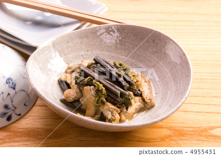 Boiled beef with thin fried warabi Boiled beef with thin fried warabi 4955431