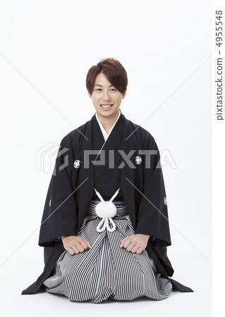 一個男人用醒目的布 4955548