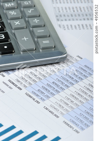 The calculator and the financial report The calculator and the financial report 4956532