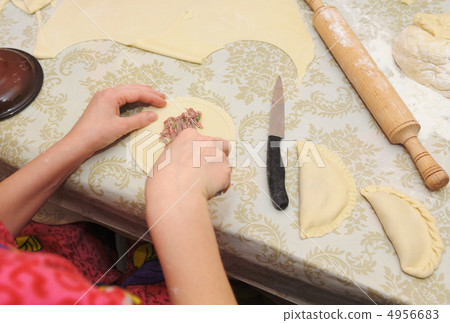The woman prepares a pie 4956683