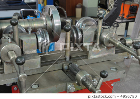 The machine tool for repair of automobile wheels The machine tool for repair of automobile wheels 4956780