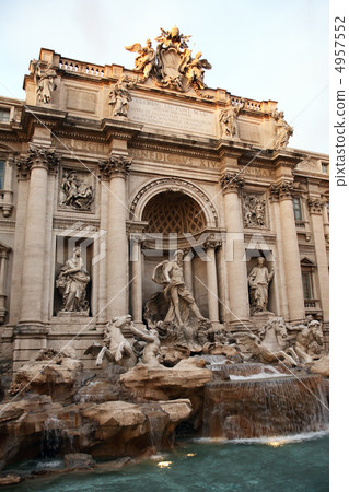 Trevi Fountain In Rome 4957552