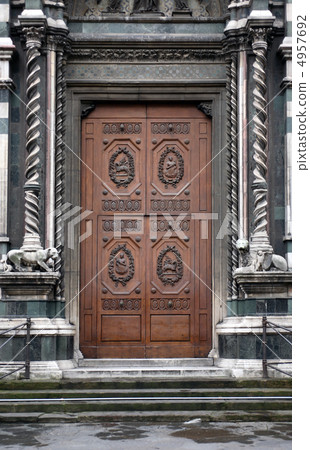 Old Wooden Door 4957692