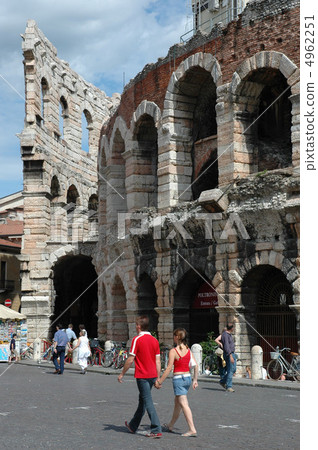 Two people in Verona 4962251