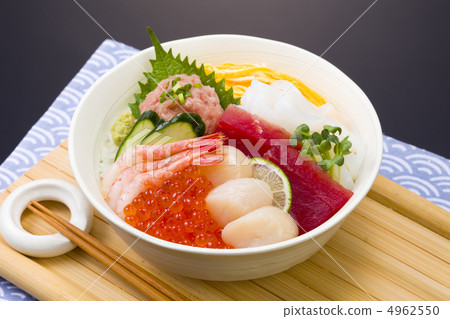 Bowl of rice topped with sashimi  4962550