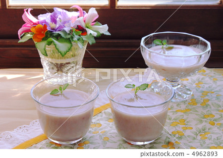 Strawberry milk jelly Strawberry milk jelly 4962893