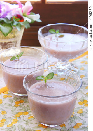 Strawberry milk jelly 4962894