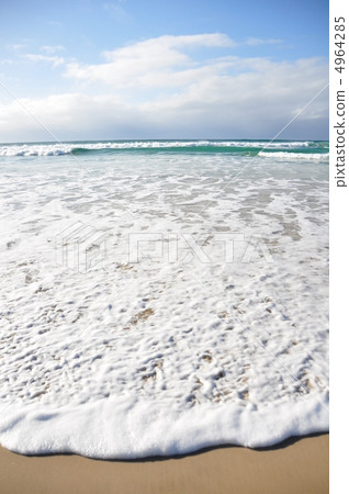 The waves that struck like a white foam on the sandy beach, I want to write something on the waves The waves that struck like a white foam on the sandy beach, I want to write something on the waves 4964285