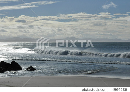 An endless wave that calms down in the Australian sea An endless wave that calms down in the Australian sea 4964286
