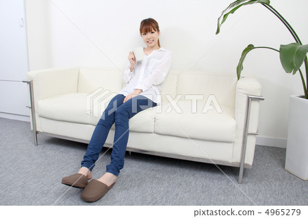 放鬆與便衣的一個少婦，當在屋子裡時喝咖啡 4965279