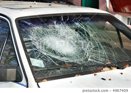 Broken windshield 4967409