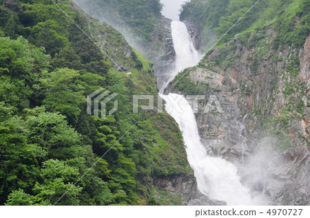 一個壯麗的瀑布，沿著碼頭滑下 4970727