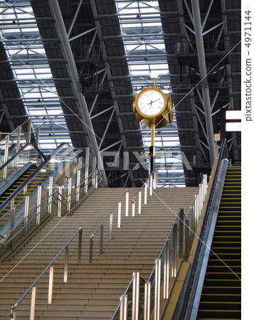 The gold watch of the spacetime space from the staircase bottom 4971144